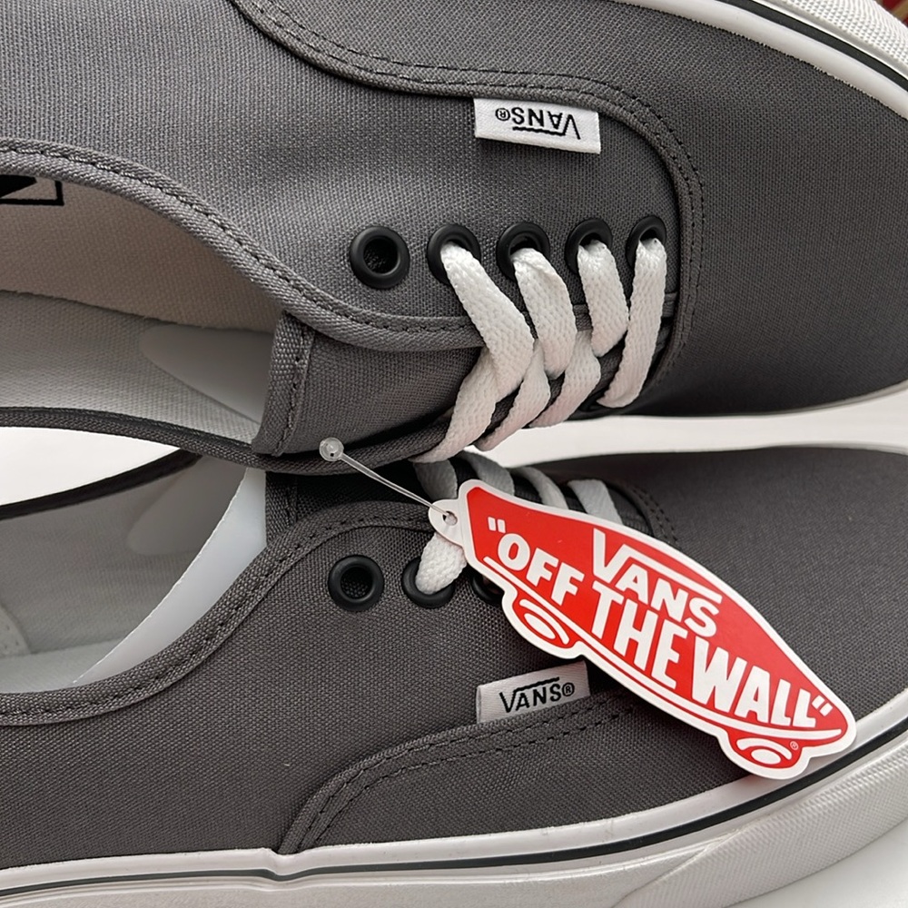 Vans Men’s Authentic Pewter/Black
VN000JRAPBQ
Sneakers - Picture 15 of 16
